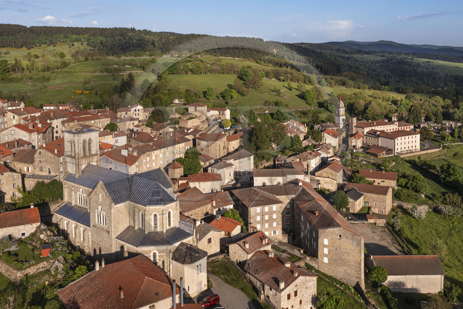 France, Haute-Loire (43), Pradelles, labellisé Les Plus Beaux Villages de France, village sur le chemin de Stevenson (GR 70) (vue aérienne)