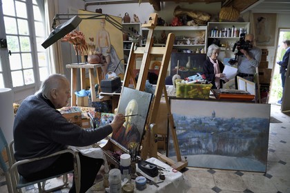 France, Yvelines (78), Montchauvet, tournage pour la télévision du Village Préféré des Français avec Stéphane Bern, dans l'atelier de l'artiste peintre Raoul Mouillard