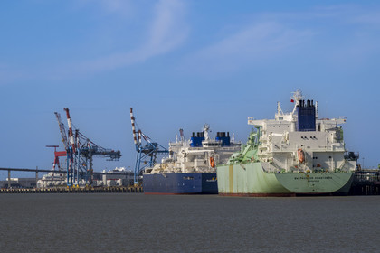 France, Loire-Atlantique (44), Estuaire de la Loire, Saint-Nazaire, méthanier à quai dans le Grand port maritime de Nantes-Saint-Nazaire Terminal méthanier de Montoir-de-Bretagne