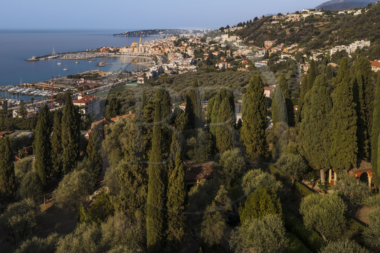 France, Alpes-Maritimes (06), Menton, Domaine des Colombieres, vue sur la ville depuis le domaine (vue aérienne)