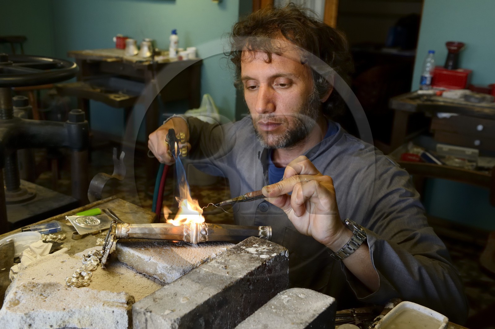 Argentine, province de Buenos Aires, San Antonio de Areco, atelier de l' orfèvre Juan José Draghi, finitions sur un rebenque, pièce en argent d'une cravache