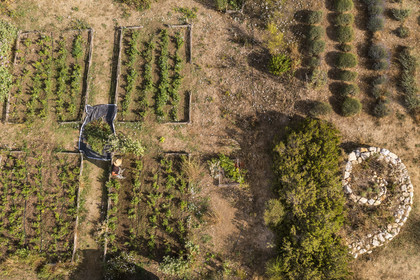France, Alpes-Maritimes (06), Mouans-Sartoux, Jardins du Musée International de la Parfumerie​ (MIP) (vue aérienne)