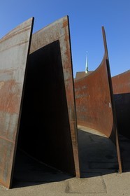 Suisse, Bâle, Intersection sculpture de Serra sur la Theaterplatz