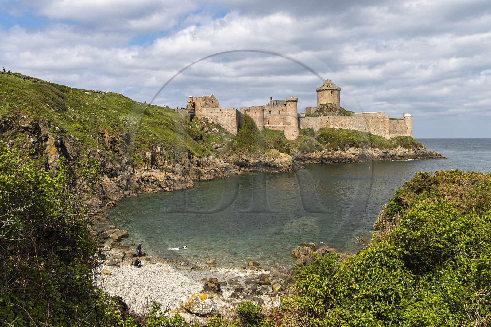 France, Ille-et-Vilaine (35), Côte d'Emeraude, Plévenon, petite crique en contrebas du Fort la Latte à la pointe de la Latte