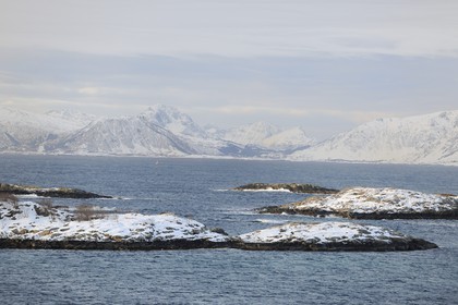 Norvège, Nordland, Iles Lofoten, bateau de pêche sur la mer au large de Henningsvaer sur Vagan