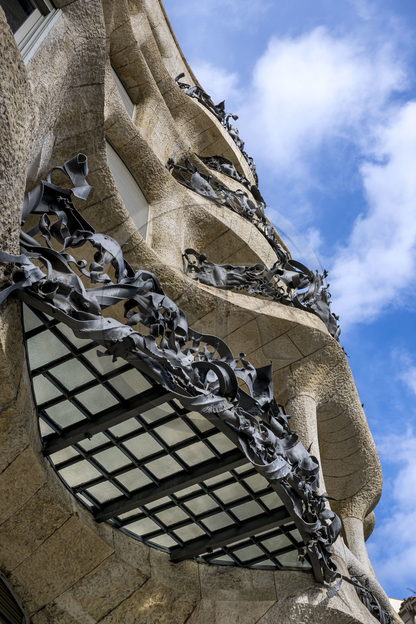 Espagne, Catalogne, Barcelone, quartier de l'Eixample, Passeig de Gracia, Pedrera ou Casa Mila (1905-1910) de l'architecte du modernisme catalan Antoni Gaudi, site classé au Patrimoine Mondial de l'UNESCO, balcon et balustrade en fer forgé