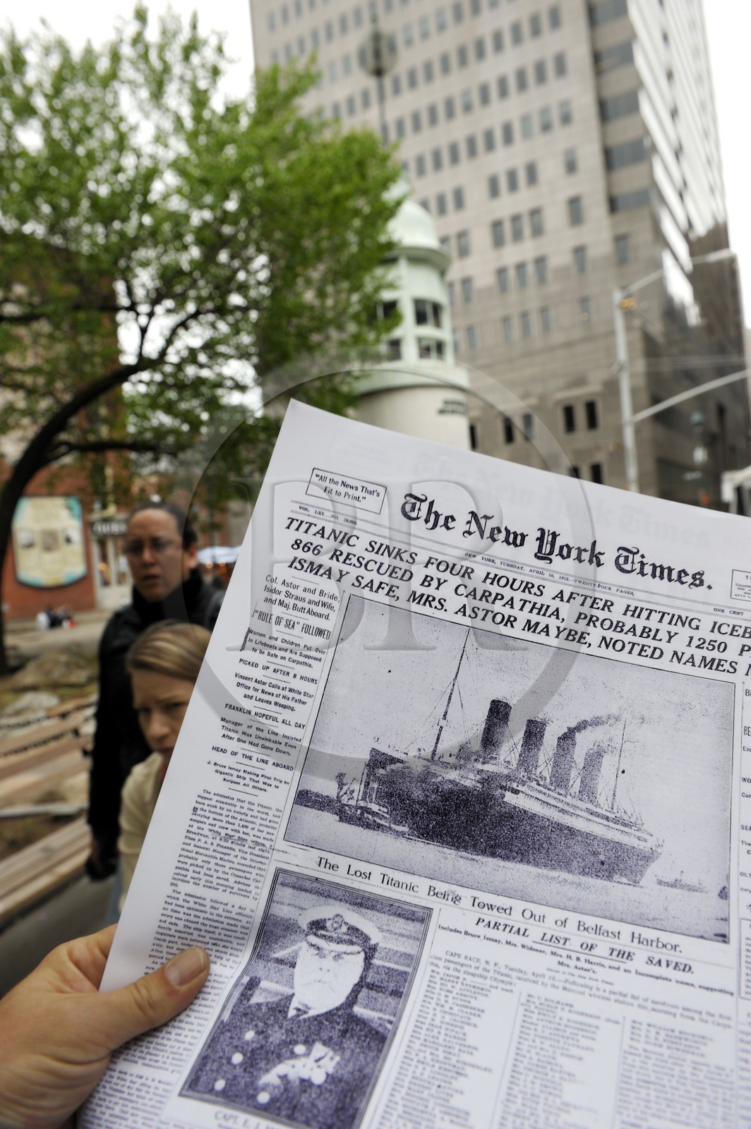 Etats-Unis, New York, Manhattan, Downtown, South Street Seaport Museum, le phare du Memorial du Titanic, lecture du New York Times du 6 avril 1912 annonçant le naufrage du Titanic