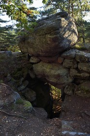 France, Bas-Rhin (67), Mont Saint-Odile, rocher de grès intégré au Mur Païen, vestige d'un mur d'enceinte probablement de l'époque mérovingienne d'une longueur totale de onze kilomètres, poterne