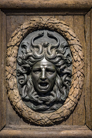 France, Paris (75), quartier du Marais, Musée Carnavalet, médaillon de la tête de Méduse ou Medusa en bronze sur la porte de l'Hotel de Ville