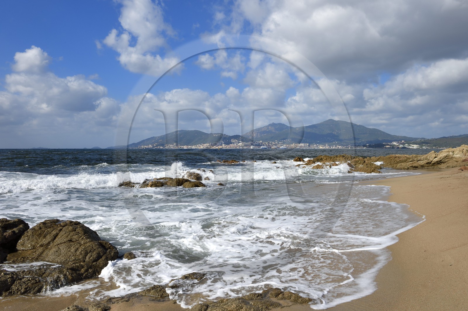 France, Corse-du-Sud (2A), Golfe d'Ajaccio, plage du Capitello et Ajaccio en arrière plan