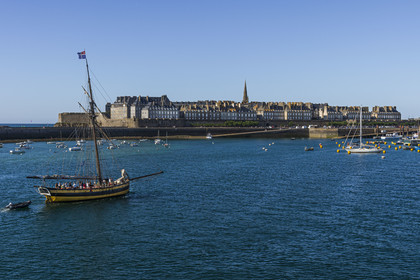France, Ille-et-Vilaine (35), Côte d'Emeraude, Saint-Malo, la ville close à l'entrée du port