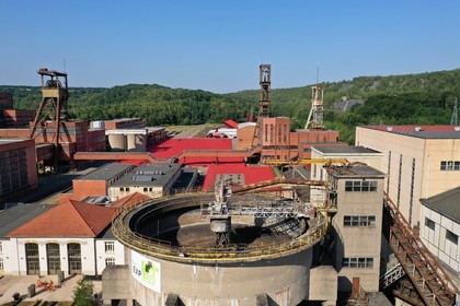 France, Moselle (57), Petite-Rosselle, le musée du carreau Wendel, le carreau Wendel et ses puits, le décanteur du lavoir 1-2 au premier plan (vue aérienne)