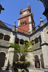 Portugal, région de Lisbonne, Sintra, le Palais national de Pena (Palacio Nacional da Pena) classé Patrimoine Mondial de l'UNESCO, le cloitre et la tour de l'horloge