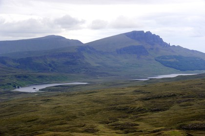 Royaume-Uni, Ecosse, Highland, Hébrides intérieures, Ile de Skye, Trotternish, Loch Fada, les Rocks of Storr en arrière plan et le Old man of Storr à droite (vue aérienne)