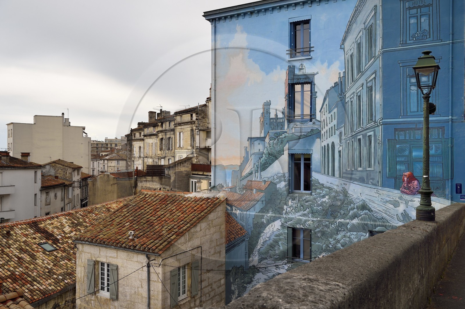 France, Charente (16), Angoulême, Boulevard Pasteur dans le centre historique, La fille des Remparts, mur peint d'après un dessin original de Max Cabanes et réalisé par la Cité de la création en 2004