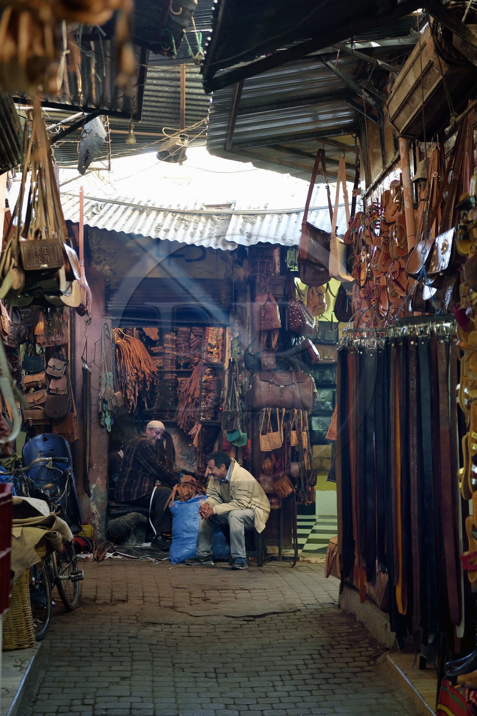 Maroc, Haut-Atlas, Marrakech, ville impériale, Médina classée Patrimoine Mondial de l'UNESCO, boutiques dans le souk du cuir