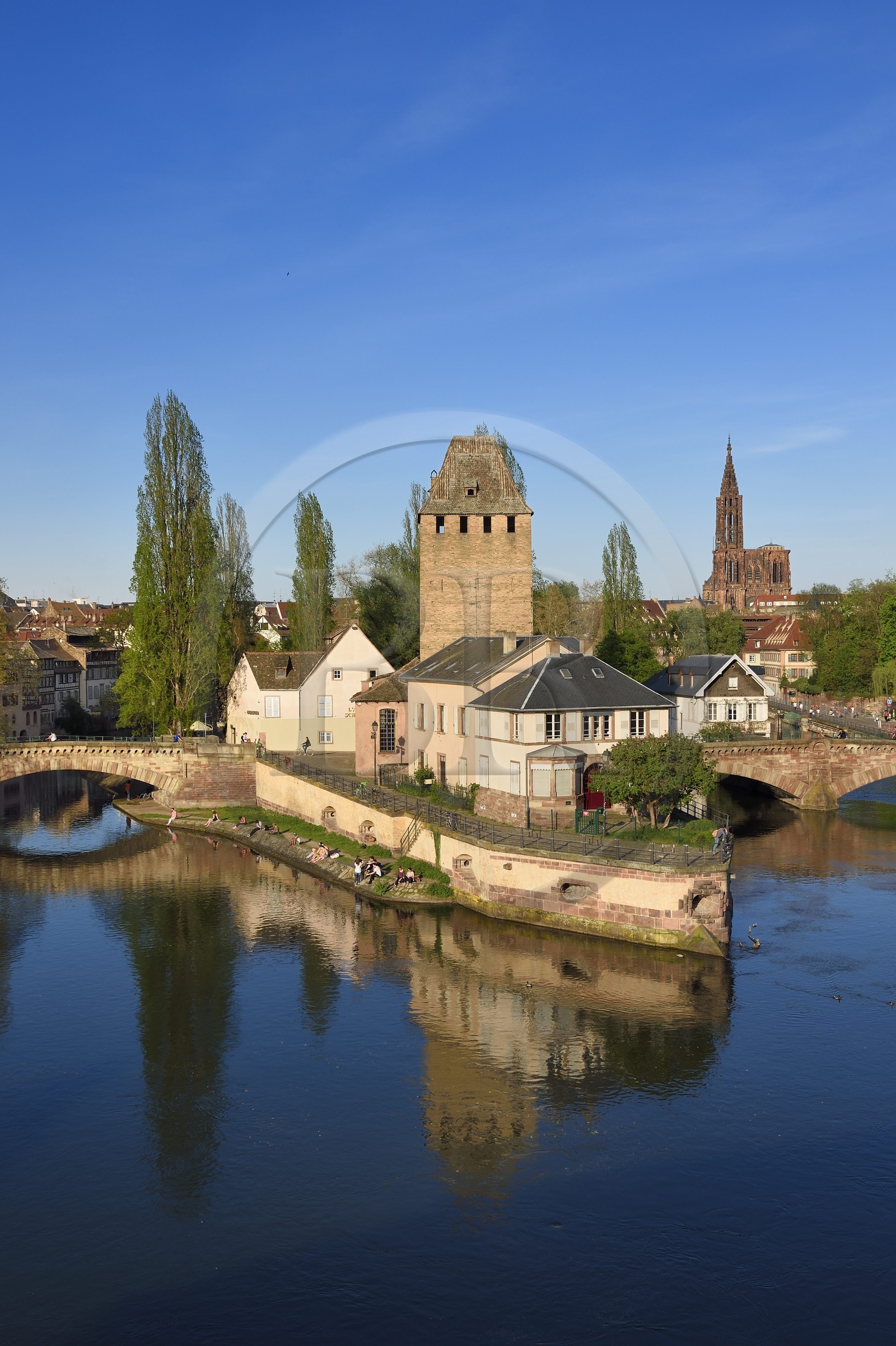 France, Bas Rhin (67), Strasbourg, vieille ville classée au Patrimoine Mondial de l'UNESCO, quartier de la Petite France, les Ponts Couverts et la cathédrale Notre Dame en arrière plan