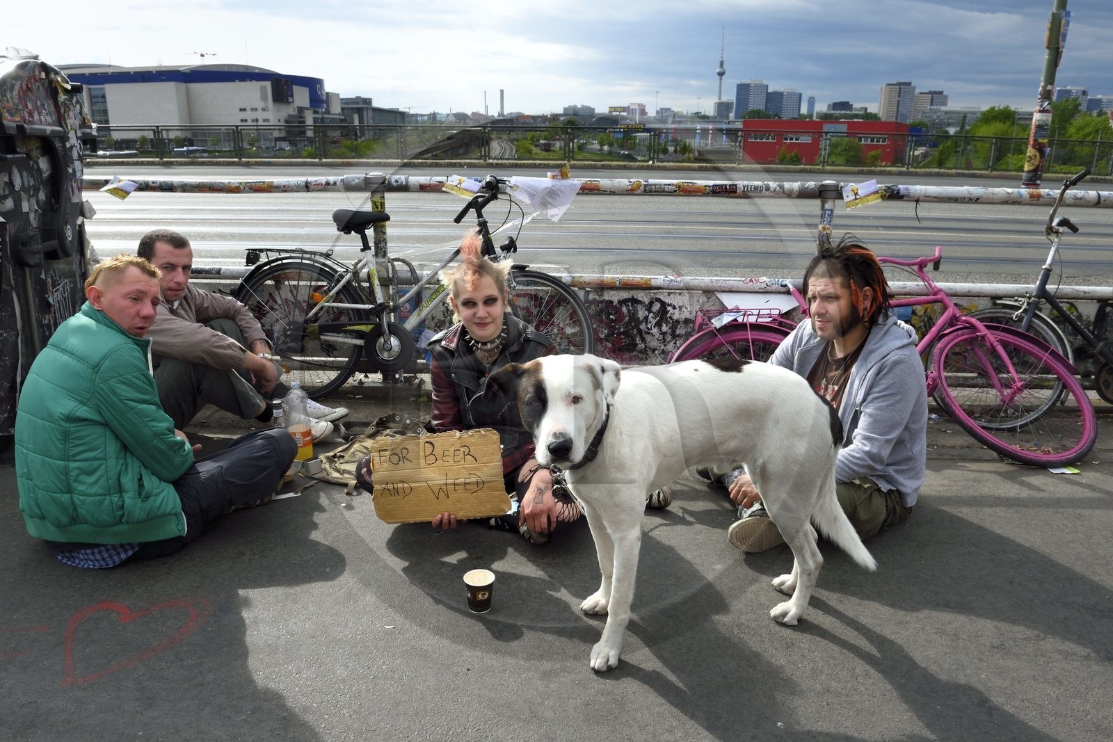 Allemagne, Berlin, chemin de fer de la station Warschauer Strasse, For beer and weed (Pour la bière et l'herbe)