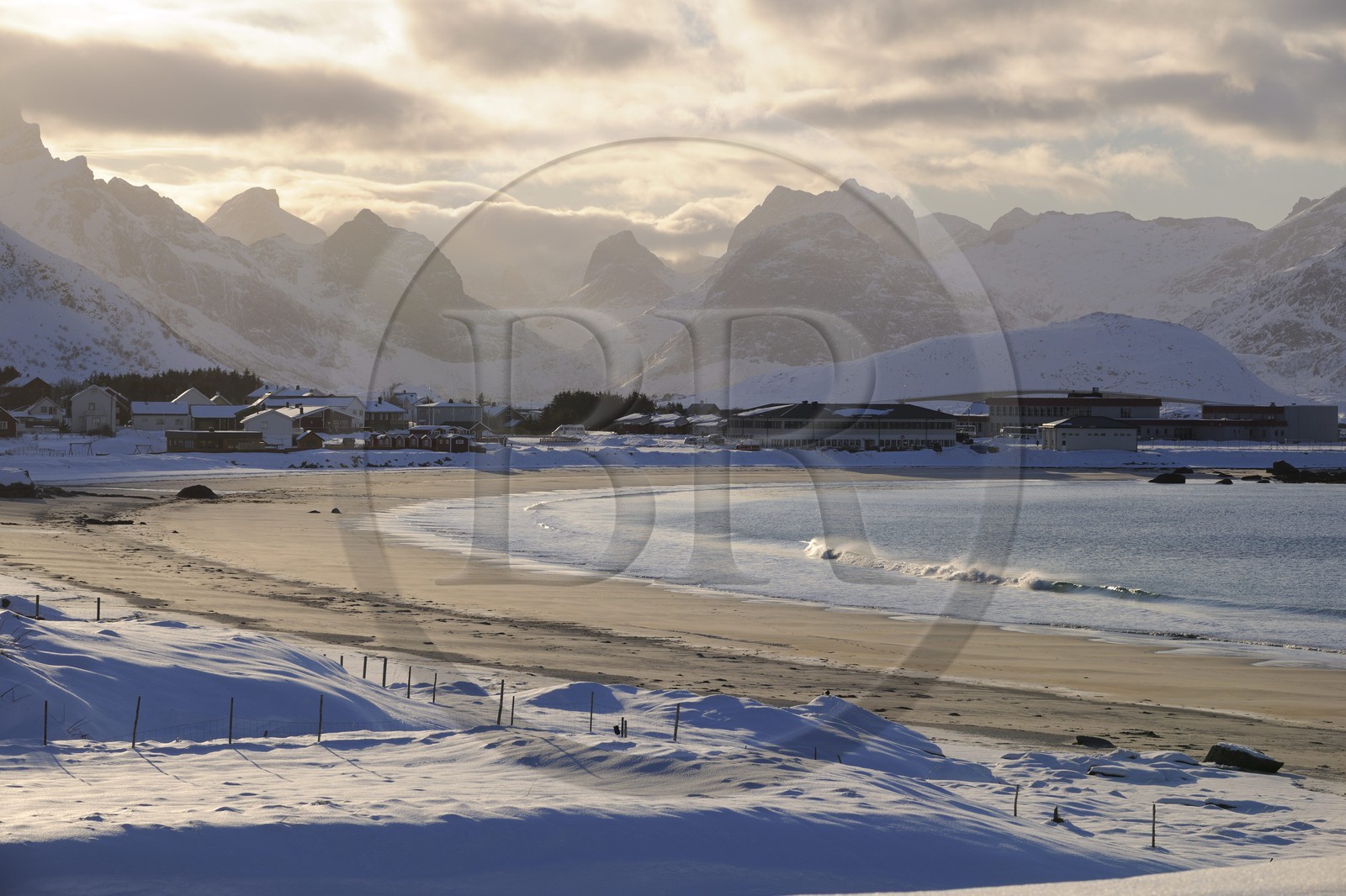 Norvège, Nordland, Iles Lofoten, plage de Ramberg sur l'Ile de Flakstad en hiver