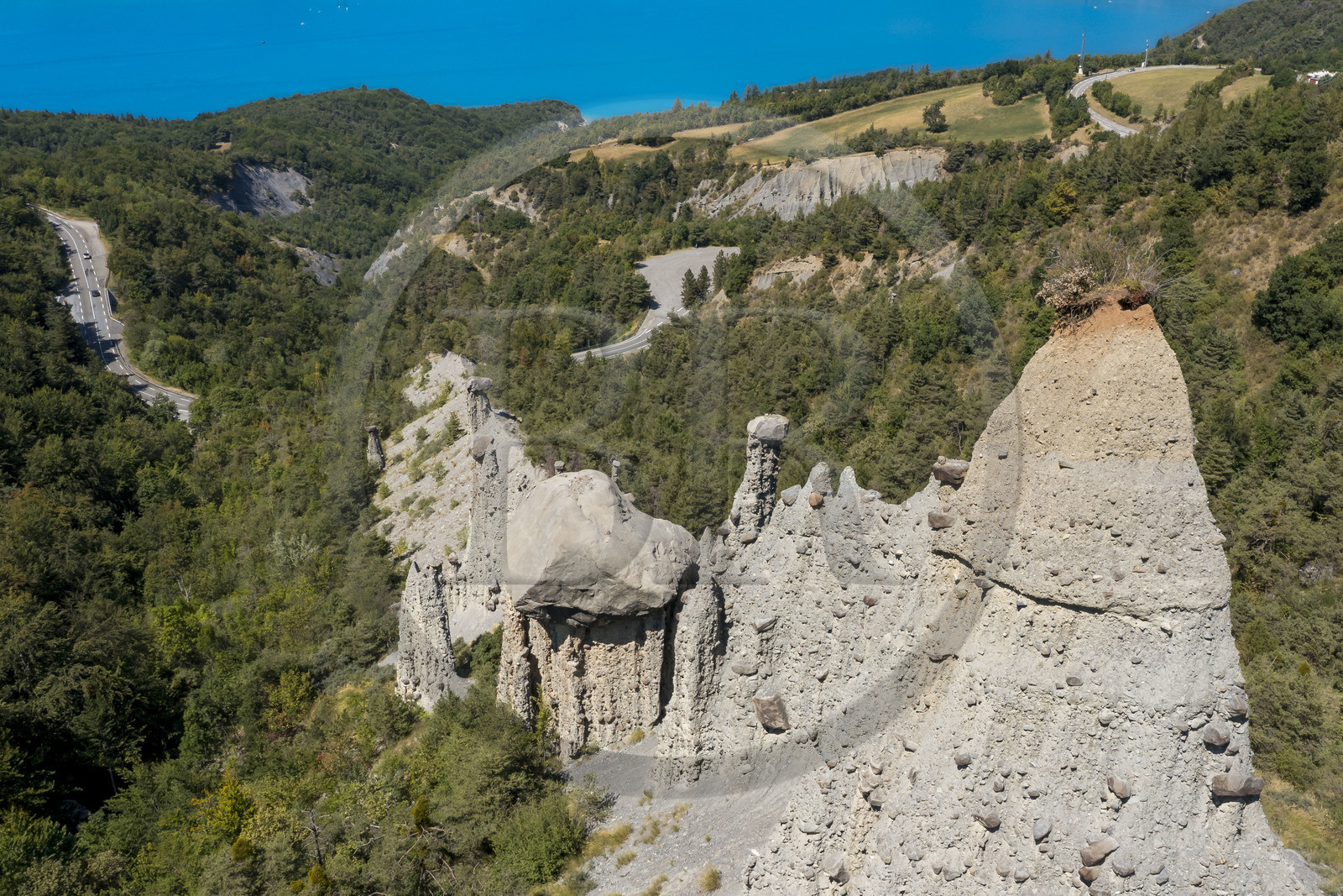 France, Hautes Alpes (05), Le Sauze-du-Lac, les Demoiselles Coiffées de Pontis au dessus du lac de Serre-Ponçon (vue aérienne)