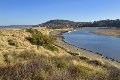France, Calvados (14), Pays d'Auge, la côte Fleurie, Cabourg, les dunes de la plage de la station balnéaire et sur la droite la Dives qui rejoint l'océan