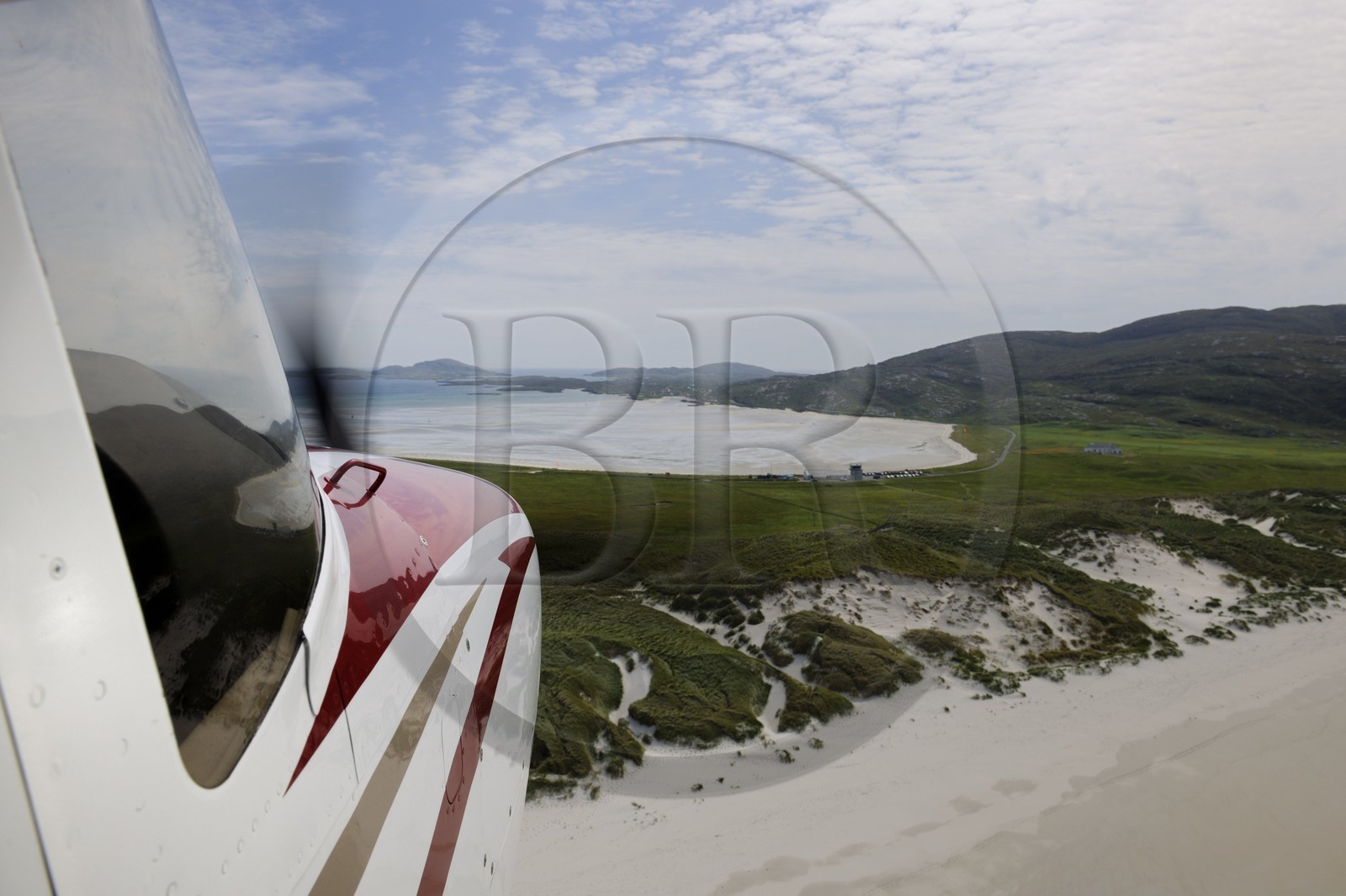 Royaume-Uni, Ecosse, Hébrides extérieures, Ile de Barra, plage à marée basse de la côte Nord qui est aussi la piste de l'aéroport de Barra (vue aérienne)
