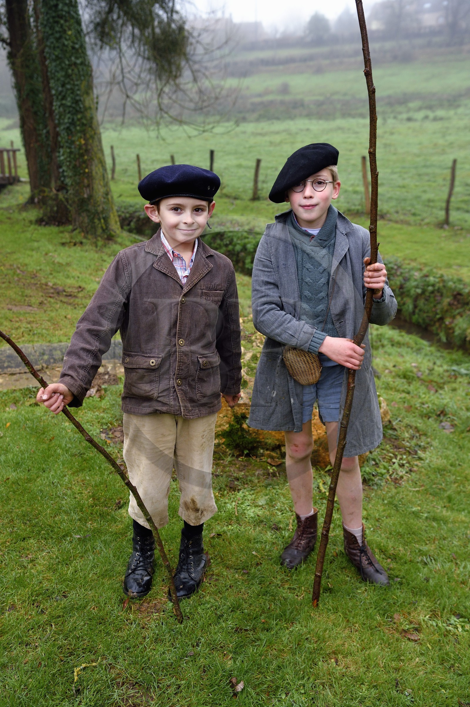 France, Eure (27), Sainte-Colombe-prés-Vernon, Allied Reconstitution Group (association de reconstitution historique de la 2éme Guerre Mondiale US et Maquis), enfants habillés comme dans les années 1940