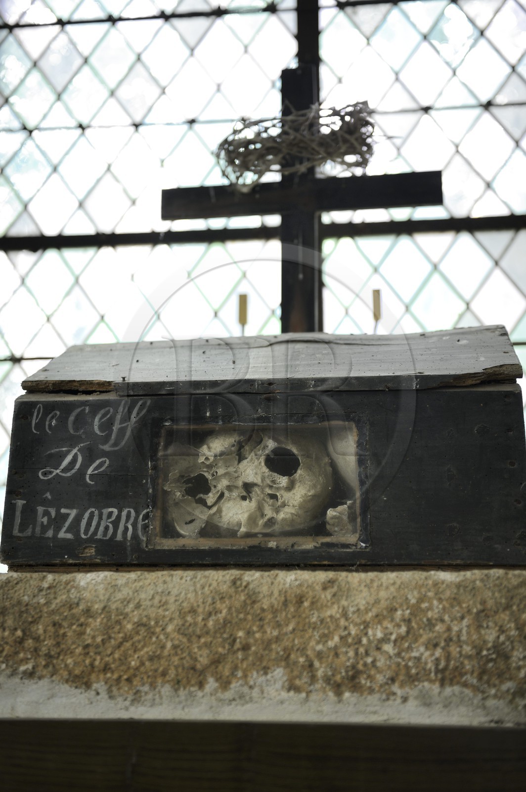 France, Côtes-d'Armor (22), Plouha, chapelle de Kermaria an Iskuit, reliquaire contenant le crâne du seigneur de Lezobré (Les Aubrays)