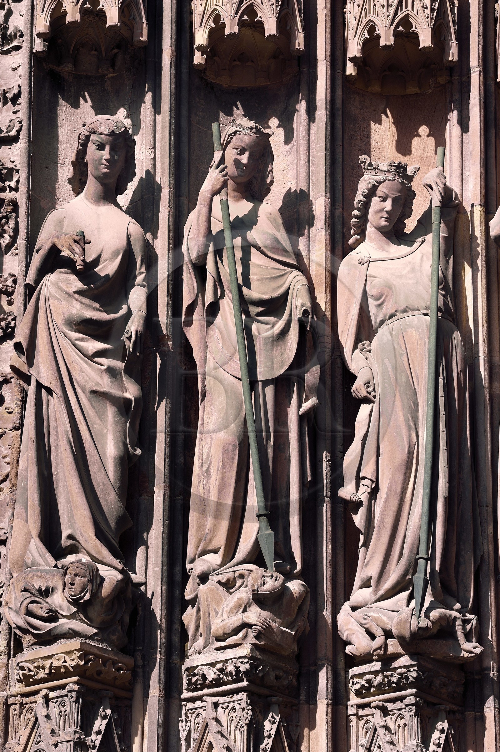 France, Bas-Rhin (67), Strasbourg, vieille ville classée au Patrimoine Mondial de l'UNESCO, la cathédrale Notre-Dame, la facade occidentale, portail latéral nord (XIIIème siècle), statues représentant les vertus terrassant les vices