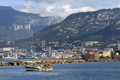 France, Var (83), la rade de Toulon, bateau de peche devant la grande digue, le porte-avions à propulsion nucléaire Charles de Gaulle et la Tour royale (1514) en arrière plan