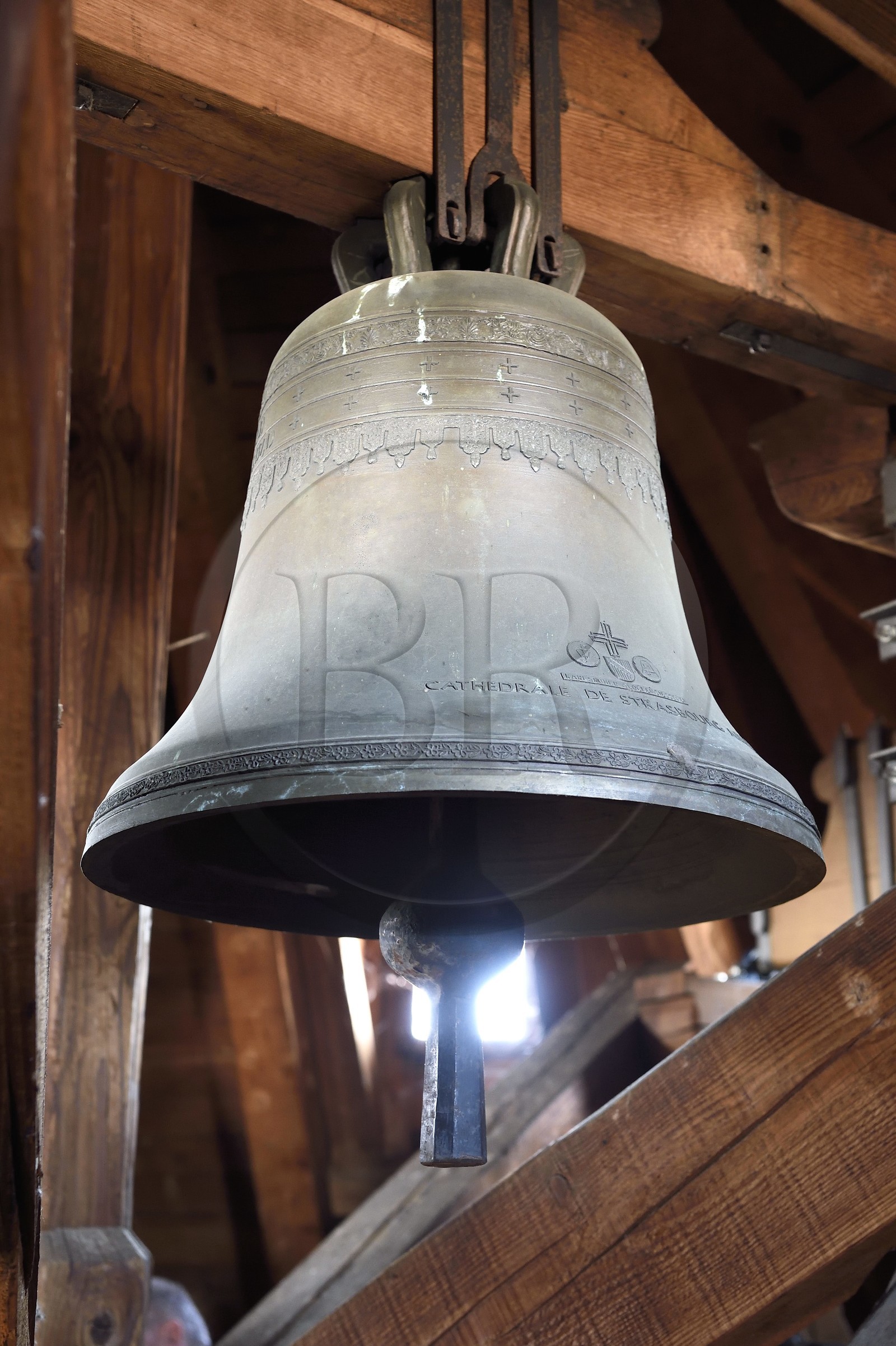 France, Bas-Rhin (67), Strasbourg, vieille ville classée au Patrimoine Mondial de l'UNESCO, la cathédrale Notre-Dame, sous le toit de la tour Klotz se trouvent les six cloches qui sonnent les messes de semaine mais aussi les baptêmes, mariages et décès des paroissiens