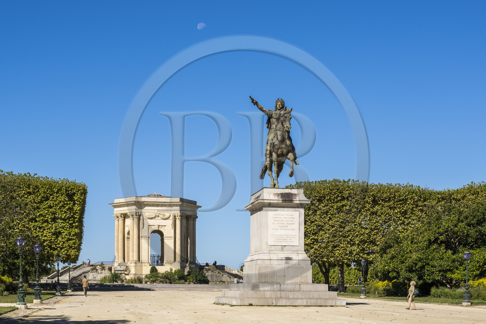 France, Hérault (34), Montpellier, centre historique appelé l’Ecusson, place Royale ou promenade du Peyrou, la statue équestre de Louis XIV et le chateau d'eau monumental construit en 1768