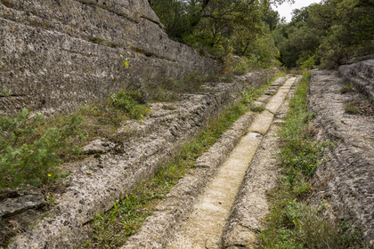 France, Gard (30), Vers-Pont-du-Gard, carrières de pierre sur le tracé de l'aqueduc romain de Nimes, profondes ornières laissées dans la roche du chemin par les roues des chariots qui y ont circulés depuis l'époque romaine