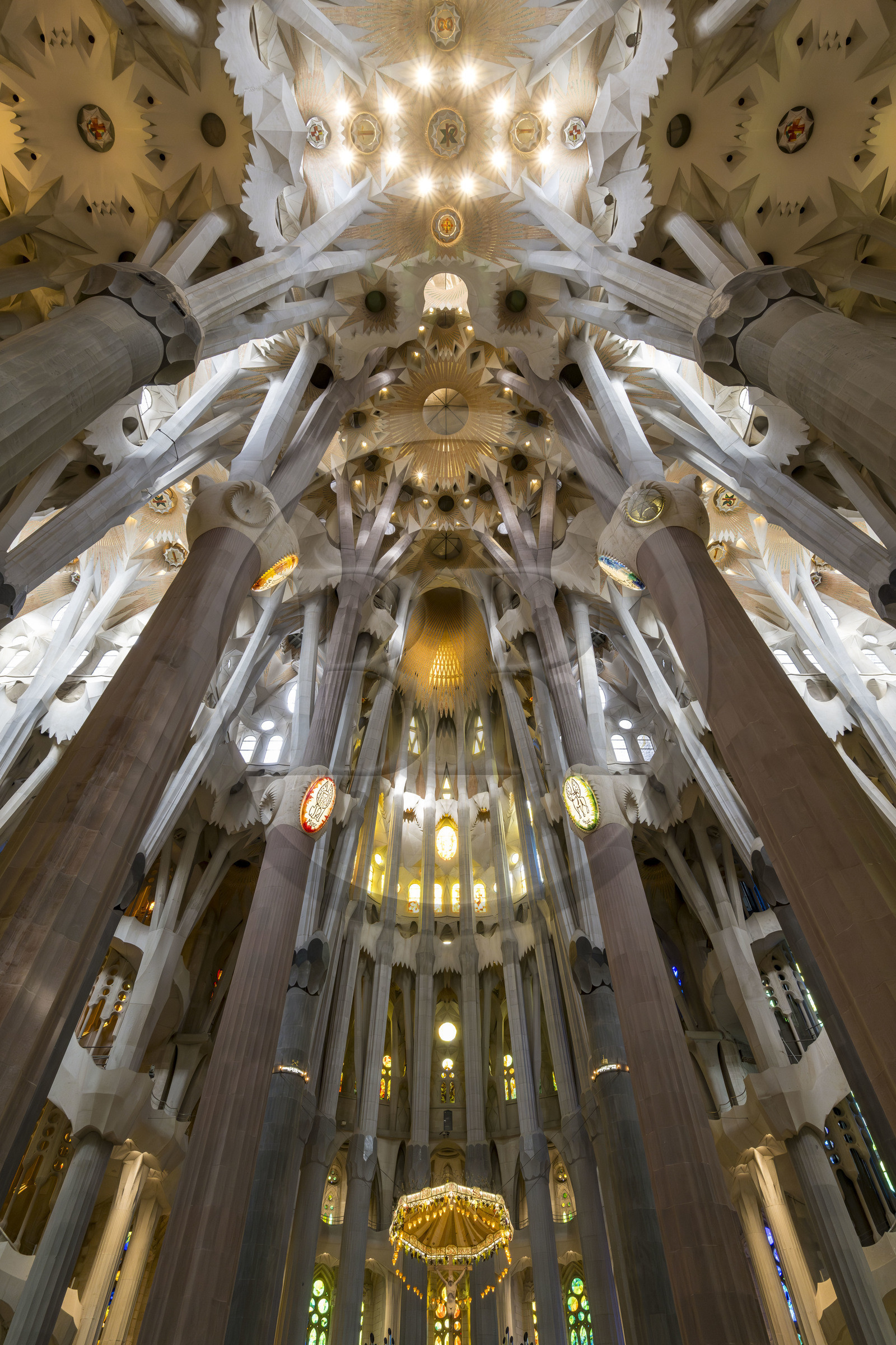 Espagne, Catalogne, Barcelone, quartier de l'Eixample, basilique de la Sagrada Familia de l'architecte du modernisme catalan Antoni Gaudi classée Patrimoine Mondial de l'UNESCO, le chœur, le ciborium, la coupole et la voute de la Nef en haut