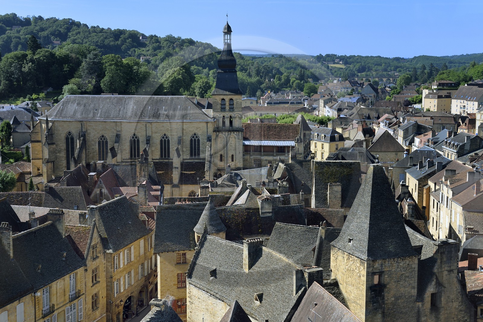 France, Dordogne (24), Périgord Noir, vallée de la Dordogne, Sarlat-la-Canéda, vieille ville avec la cathédrale Saint-Sacerdos du XVIe siècle en arrière-plan