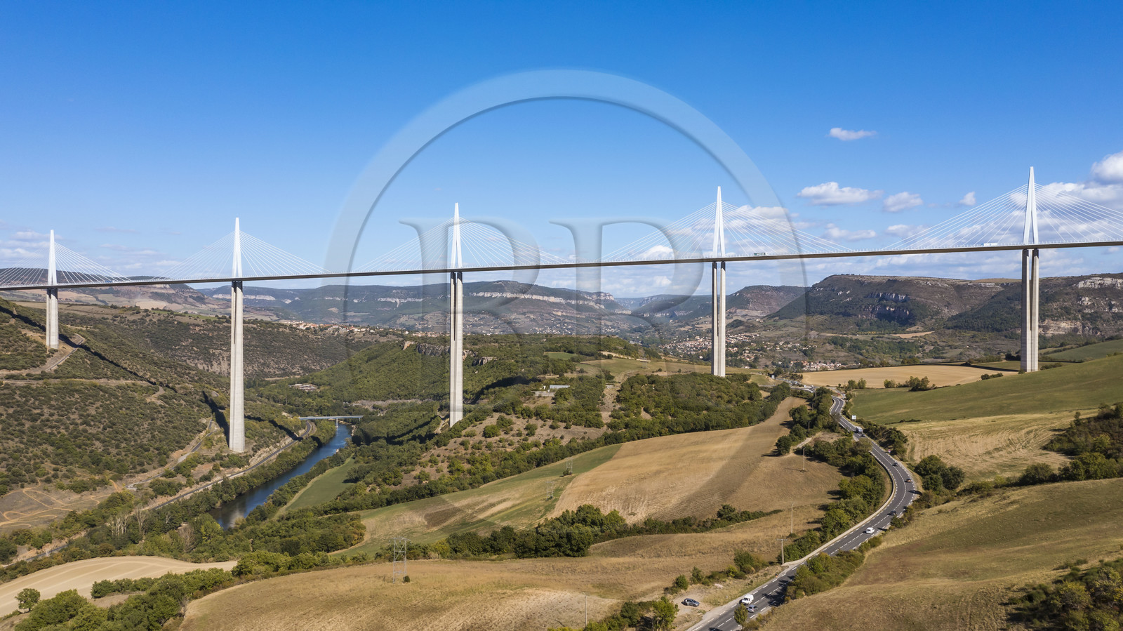 France, Aveyron (12), parc naturel régional des Grands Causses, Millau, le viaduc de Millau des architectes Michel Virlogeux et Norman Foster, entre le Causse du Larzac et le Causse de Sauveterre au dessus du Tarn (vue aérienne)