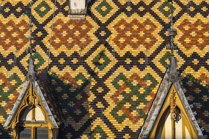 France, Côte-d'Or (21), Beaune, zone classée Patrimoine Mondial de l'UNESCO, Hospices de Beaune, l'Hôtel-Dieu, les toits couverts de tuiles vernissées et colorées (vue aérienne)