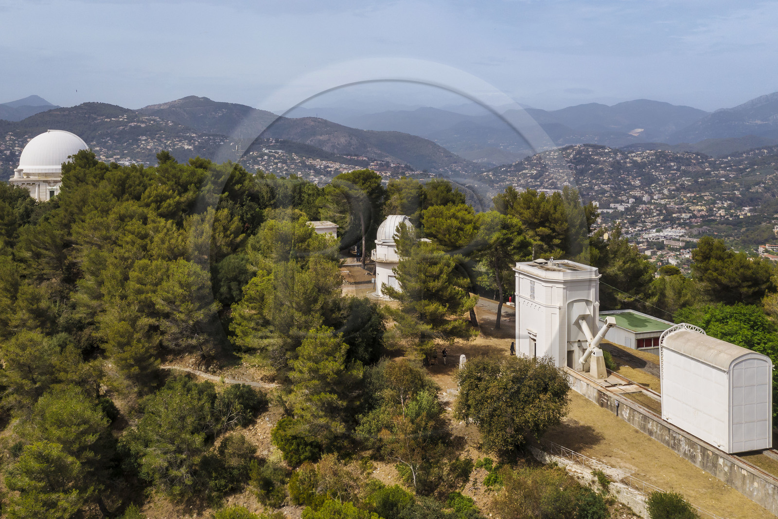 France, Alpes-Maritimes (06), Nice, le Mont Gros, l'observatoire conçu par l'architecte Charles Garnier, l'Equatorial Coude qui comporte un toit coulissant et le Grand Equatorial en arrière plan (vue aérienne)
