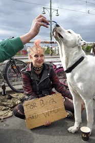 Allemagne, Berlin, chemin de fer de la station Warschauer Strasse, For beer and weed (Pour la bière et l'herbe)