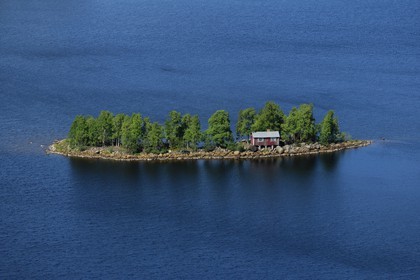 Suède, Laponie, comté de Norrbotten, région de Lulea, petite maison sur une île en Mer Baltique (vue aérienne)