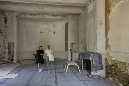 France, Bouches-du-Rhône (13), Aix en Provence, Bastide du Jas de Bouffan, ancienne demeure de Paul Cézanne de 1859 à 1899, à droite fragments d'une peinture attribuée à Paul Cezanne et appelé par ses découvreurs L'Entrée du Port, découverts en aout 2023 lors de travaux de réfection du grand salon