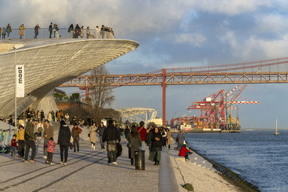 Portugal, Lisbonne, quartier de Belem, MAAT (Musée d'Art, Architecture et Technologie ou Museu de Arte, Arquitetura e Tecnologia) sur les bords du Tage, inauguré en 2016 et conçu par l'architecte britannique Amanda Levete, le pont Ponte 25 de Abril et le port de Lisbonne en arrière plan