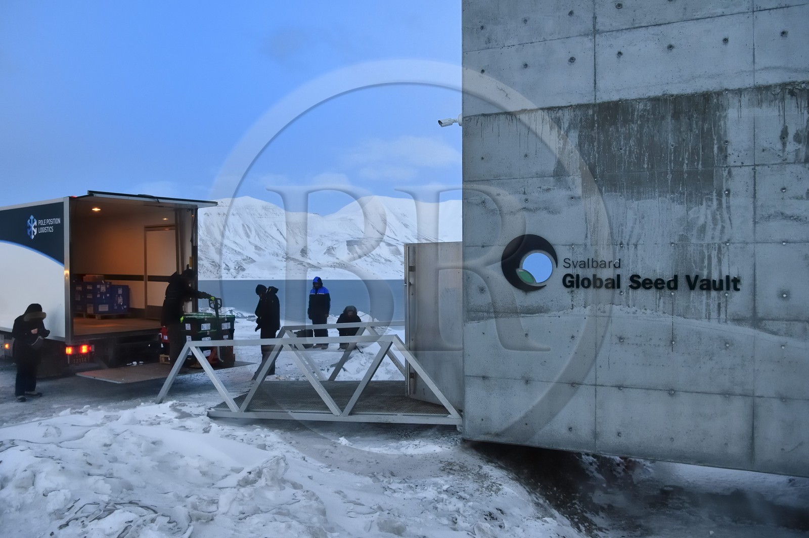 Norvège, Svalbard, Spitzberg, Longyearbyen, la Réserve mondiale de semences du Svalbard (banque de graines du Global Seed Vault) permet une sauvegarde de sécurité pour les collections existantes de banques de gènes, livraison des semences par NordGen