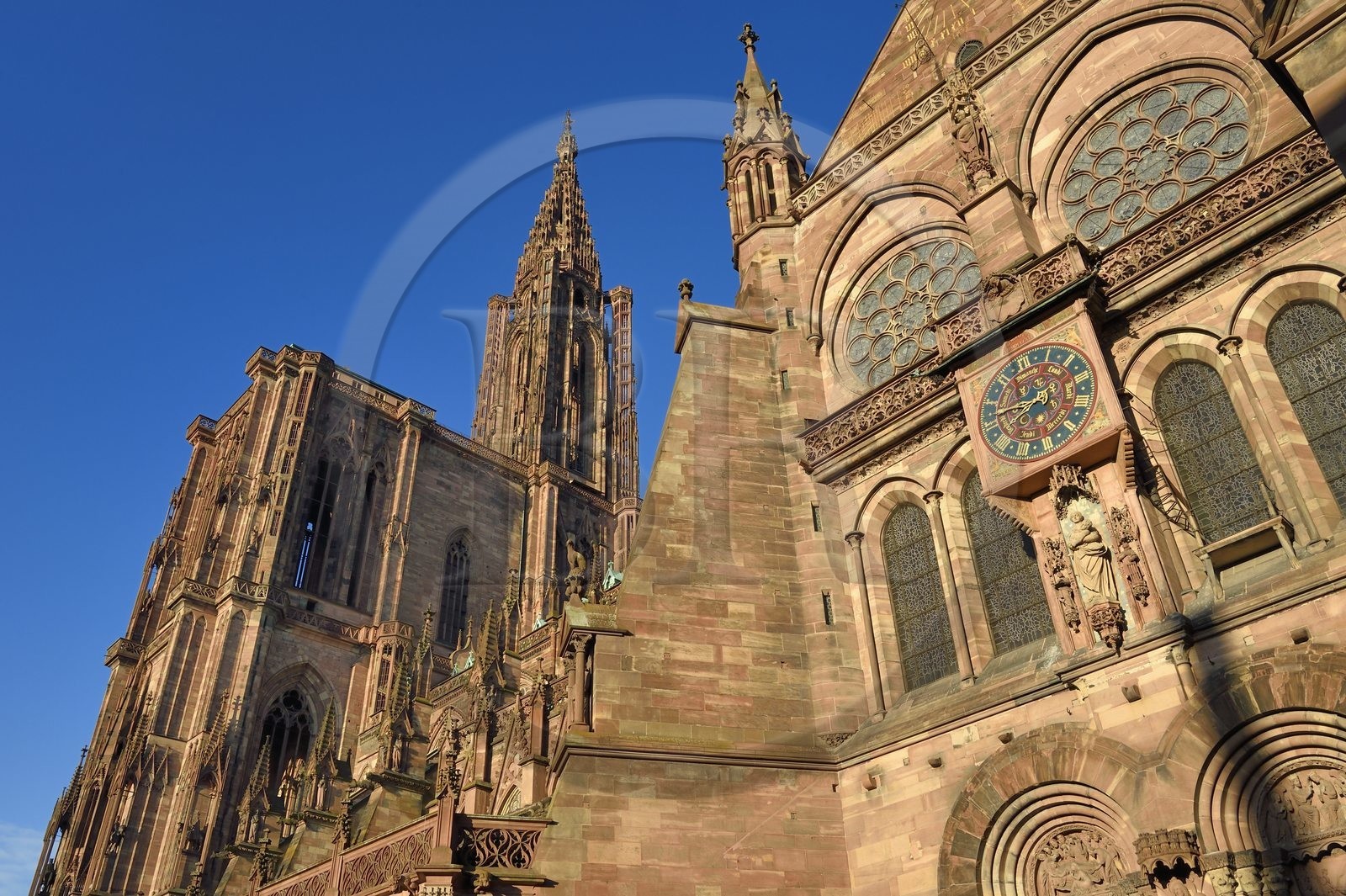 France, Bas-Rhin (67), Strasbourg, vieille ville classée au Patrimoine Mondial de l'UNESCO, la cathédrale Notre-Dame et la façade du bras sud du transept