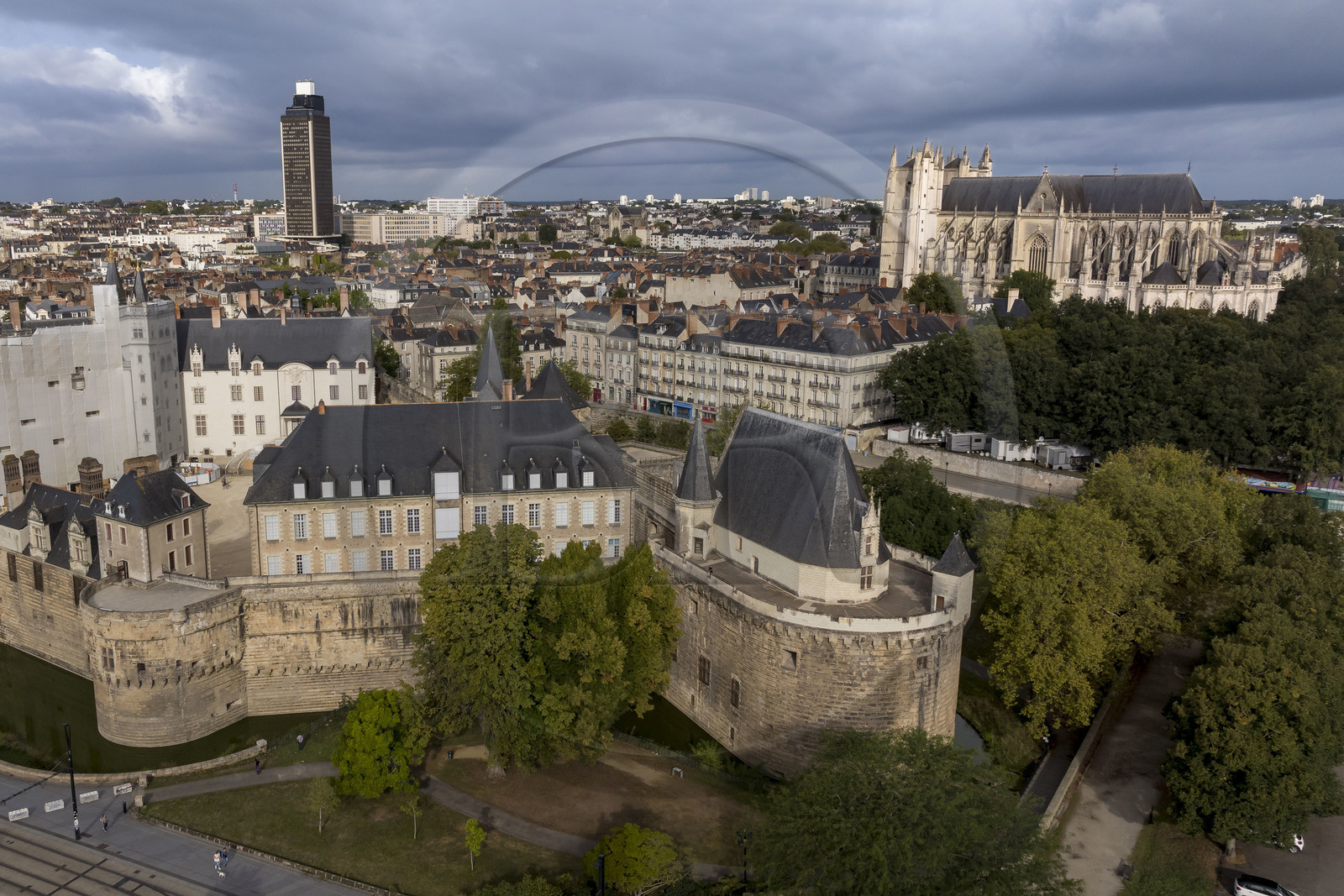 France, Loire-Atlantique (44), Nantes, quartier du Bouffay, le chateau des Ducs de Bretagne et la cathédrale Saint Pierre et Saint Paul en arrière plan (vue aérienne)