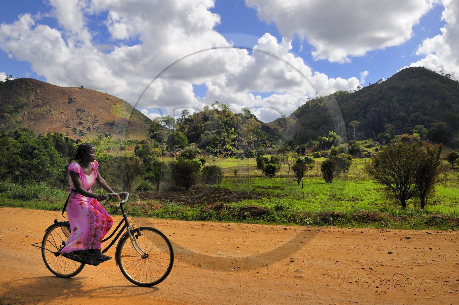 Tanzania, Morogoro district, Uluguru mountains, cycliste on the Matombo track
