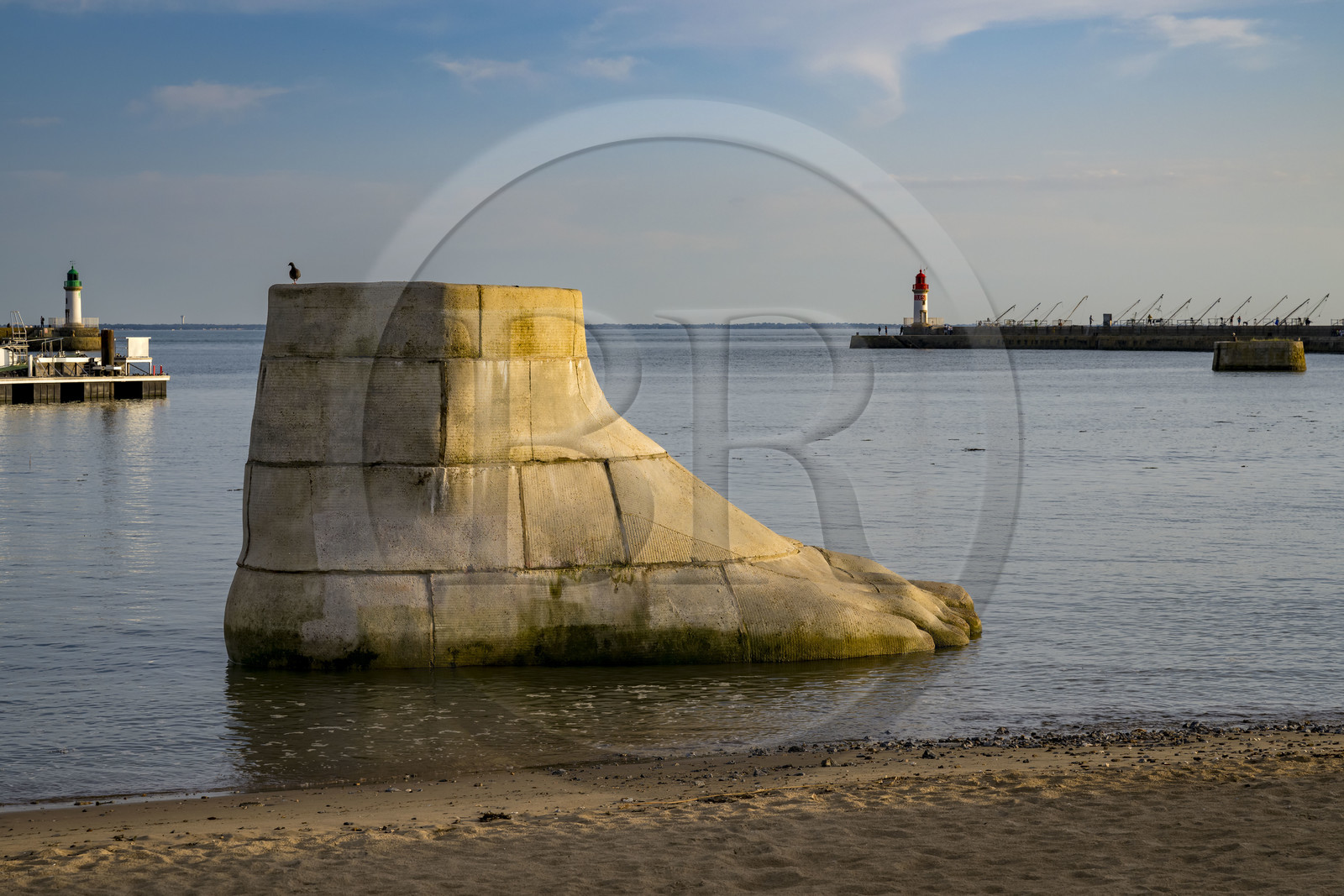 France, Loire-Atlantique (44), Estuaire de la Loire, Saint-Nazaire, collection d'art contemporain à ciel ouvert Estuaire, une des trois sculptures monumentales en béton Le pied, le pull et le système digestif réalisée par les artistes Daniel Bewar et Gregory Gicquel en bordure du Quai de la Jetée