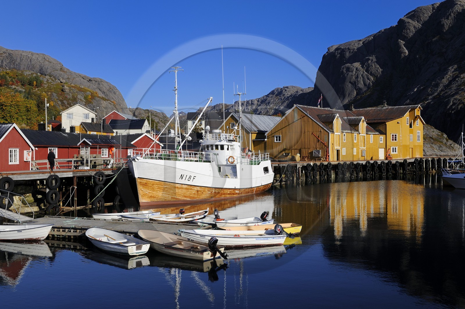Norvège, Nordland, Iles Lofoten, Ile de Flakstadoy, le port du village restauré de Nussfjord