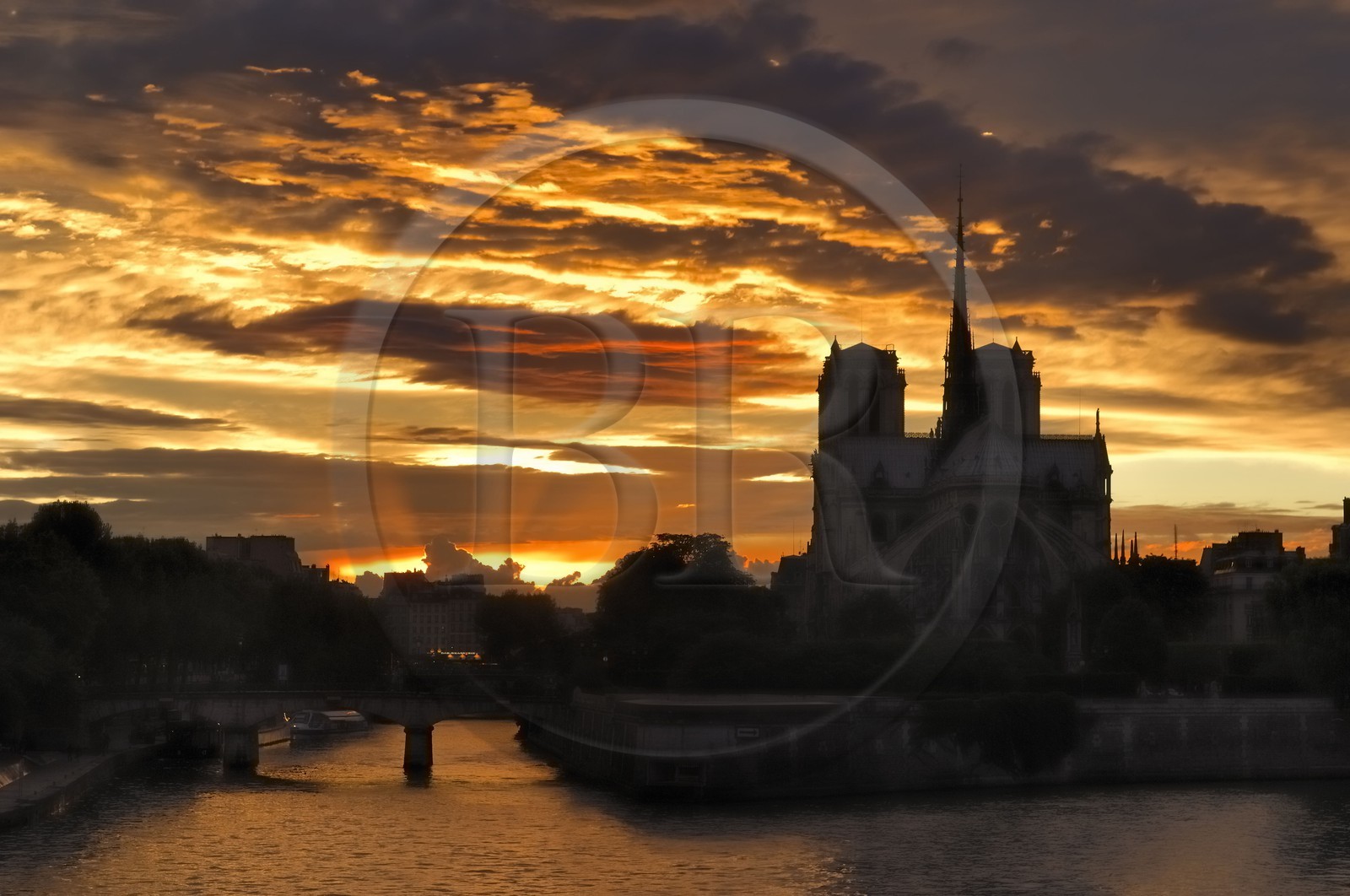France, Paris (75), les rives de la Seine classées Patrimoine Mondial de l'UNESCO, un bateau-mouche devant la cathédrale Notre-Dame au soleil couchant
