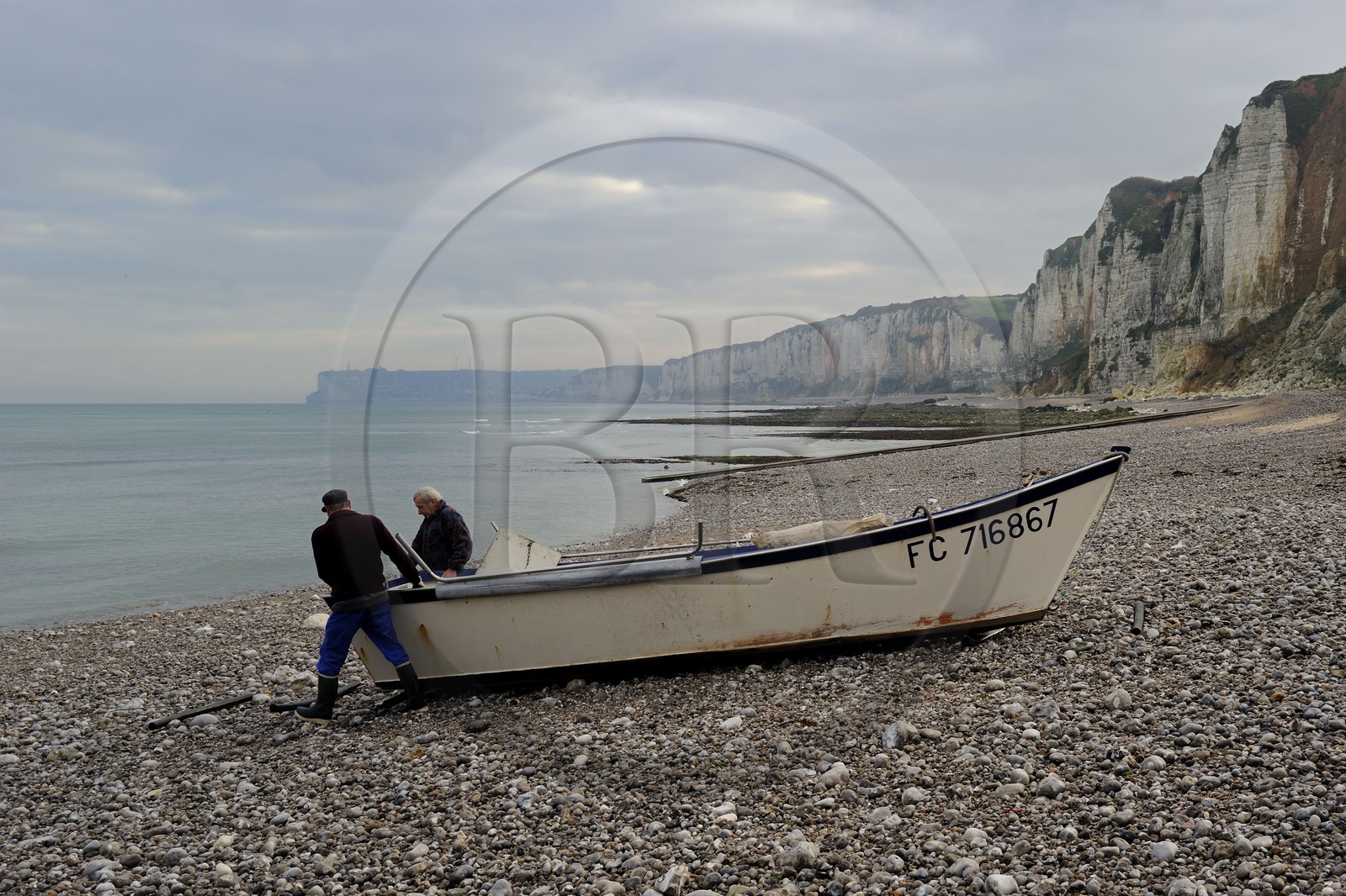 France, Seine-Maritime (76), Côte d'Albâtre, Yport, port d'echouage sur la plage, barque de pêche